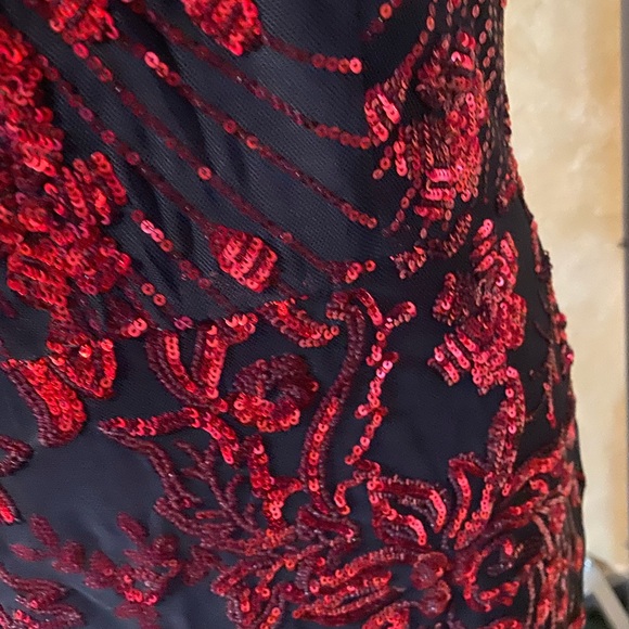 Elegant dress - Picture 3 of 5